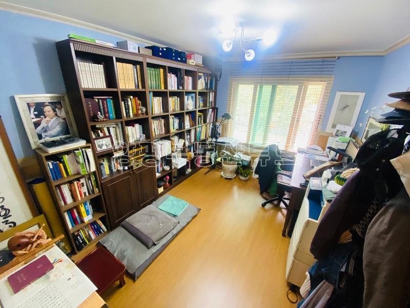 숲으로 둘러쌓인 조용하고 아늑하며 잘가꾸어진 정원이 있는 남향의 단층 전원주택_12