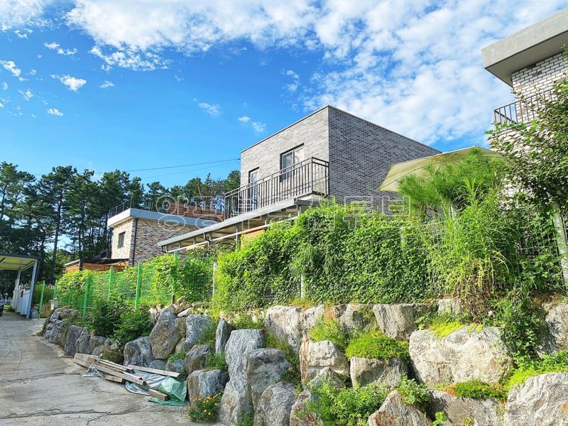 철콘으로 튼튼하게 지었으며 준공 3년이내의 6번국도 접근성 좋은 전원주택_1