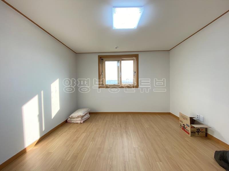 철콘으로 튼튼하게 지었으며 준공 3년이내의 6번국도 접근성 좋은 전원주택_5