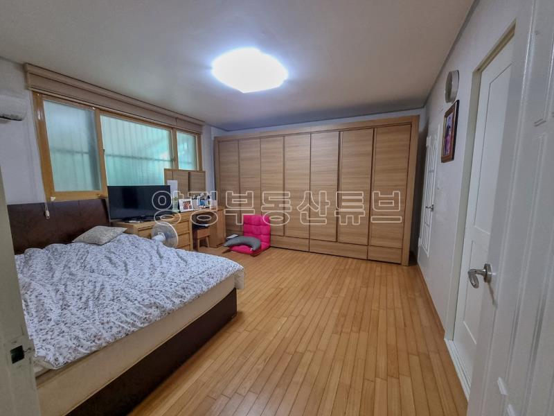 숲으로 둘러쌓인 햇살 좋은 곳에 넓은 땅을 소유한 전원주택_6