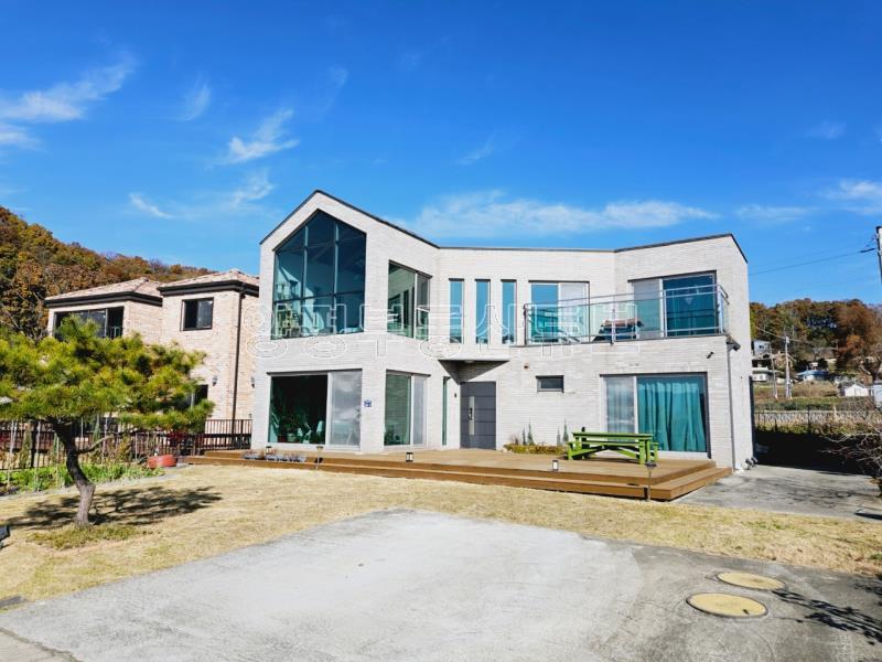 예쁘게 질지은 햇살 좋고 앞이 트여 있고 도로 접근성 좋은 평탄지 전원주택 [전세4.5억]_1