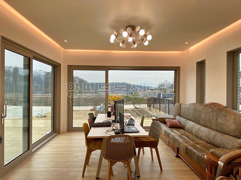 예쁘게 질지은 햇살 좋고 앞이 트여 있고 도로 접근성 좋은 평탄지 전원주택 [전세4.5억]_2