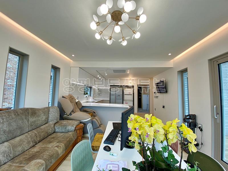 예쁘게 질지은 햇살 좋고 앞이 트여 있고 도로 접근성 좋은 평탄지 전원주택 [전세4.5억]_3