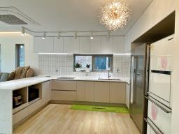 예쁘게 질지은 햇살 좋고 앞이 트여 있고 도로 접근성 좋은 평탄지 전원주택 [전세4.5억]_썸네일_4