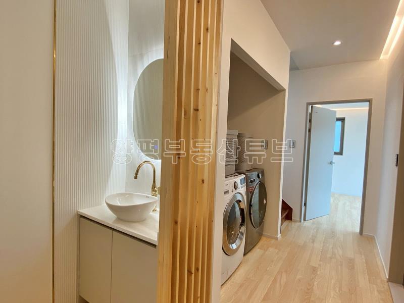 예쁘게 질지은 햇살 좋고 앞이 트여 있고 도로 접근성 좋은 평탄지 전원주택 [전세4.5억]_7