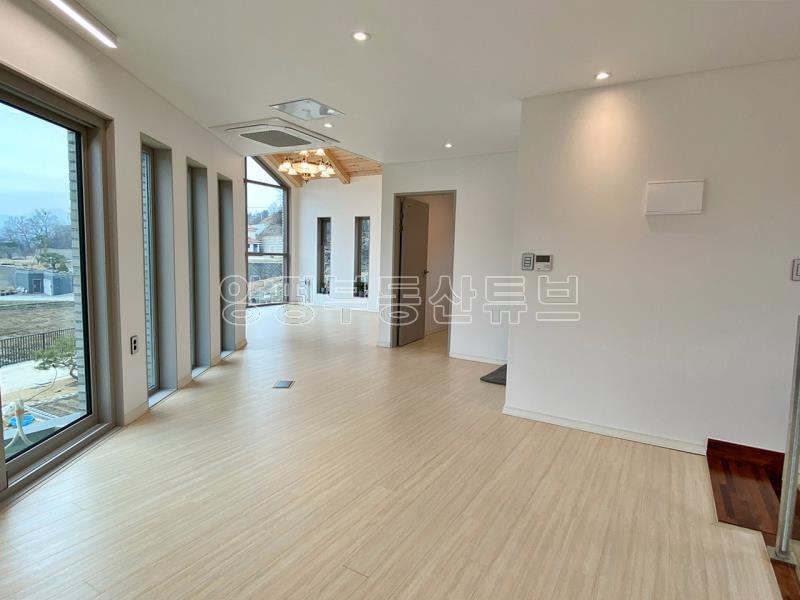 예쁘게 질지은 햇살 좋고 앞이 트여 있고 도로 접근성 좋은 평탄지 전원주택 [전세4.5억]_9