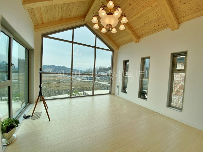 예쁘게 질지은 햇살 좋고 앞이 트여 있고 도로 접근성 좋은 평탄지 전원주택 [전세4.5억]_10