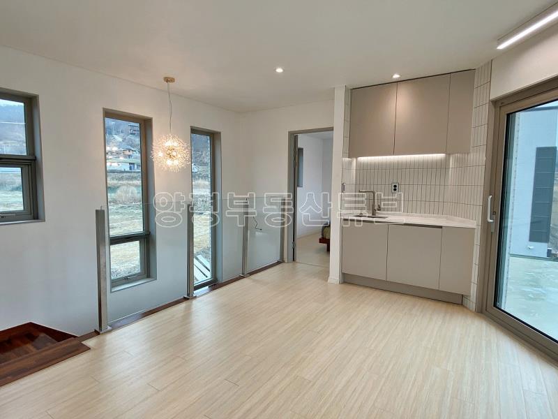 예쁘게 질지은 햇살 좋고 앞이 트여 있고 도로 접근성 좋은 평탄지 전원주택 [전세4.5억]_12