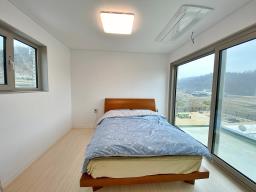 예쁘게 질지은 햇살 좋고 앞이 트여 있고 도로 접근성 좋은 평탄지 전원주택 [전세4.5억]_썸네일_14