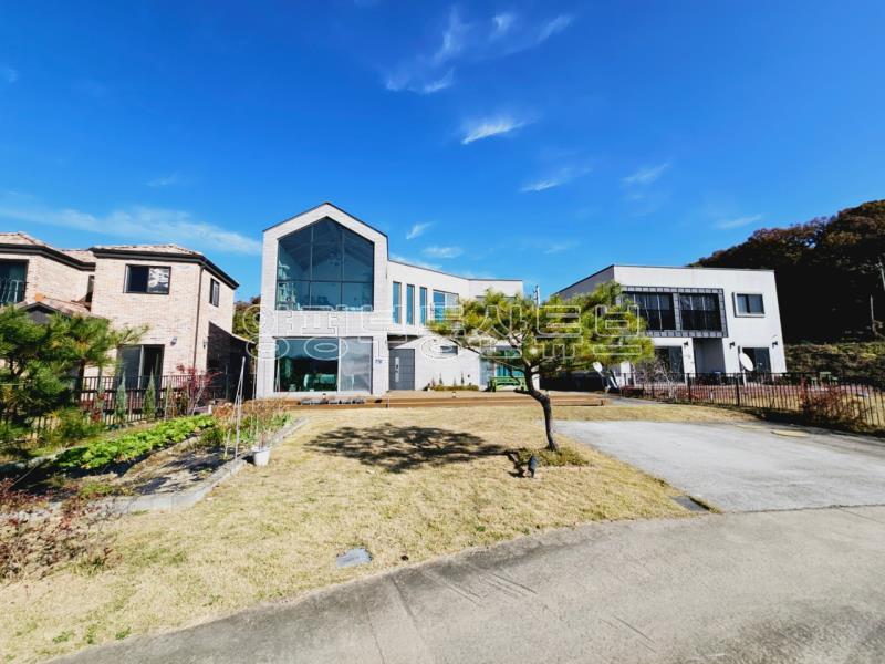 예쁘게 질지은 햇살 좋고 앞이 트여 있고 도로 접근성 좋은 평탄지 전원주택 [전세4.5억]_16