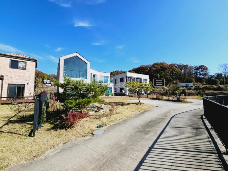 예쁘게 질지은 햇살 좋고 앞이 트여 있고 도로 접근성 좋은 평탄지 전원주택 [전세4.5억]_17