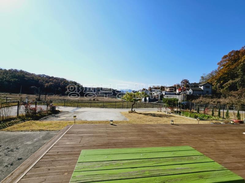 예쁘게 질지은 햇살 좋고 앞이 트여 있고 도로 접근성 좋은 평탄지 전원주택 [전세4.5억]_18
