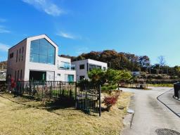 예쁘게 질지은 햇살 좋고 앞이 트여 있고 도로 접근성 좋은 평탄지 전원주택 [전세4.5억]_썸네일_21