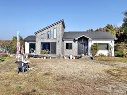 300여평의 넓은 땅에 직영으로 잘지은 단층의 햇살 좋은 전원주택