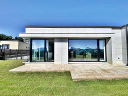 떠오르는 아침 햇살을 풍요롭게 받아 평온한 삶을 누릴 수 있는 잘지은 단층 전원주택