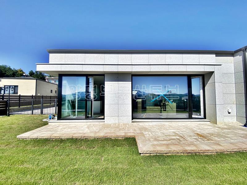 떠오르는 아침 햇살을 풍요롭게 받아 평온한 삶을 누릴 수 있는 잘지은 단층 전원주택_1