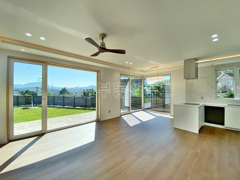 떠오르는 아침 햇살을 풍요롭게 받아 평온한 삶을 누릴 수 있는 잘지은 단층 전원주택_2