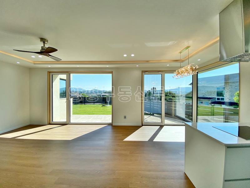 떠오르는 아침 햇살을 풍요롭게 받아 평온한 삶을 누릴 수 있는 잘지은 단층 전원주택_3