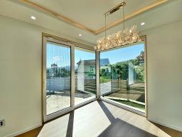 떠오르는 아침 햇살을 풍요롭게 받아 평온한 삶을 누릴 수 있는 잘지은 단층 전원주택_썸네일_9