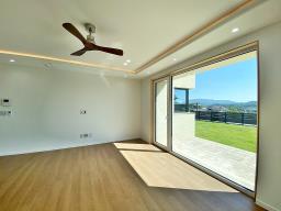 떠오르는 아침 햇살을 풍요롭게 받아 평온한 삶을 누릴 수 있는 잘지은 단층 전원주택_썸네일_10