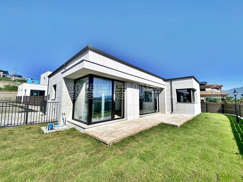 떠오르는 아침 햇살을 풍요롭게 받아 평온한 삶을 누릴 수 있는 잘지은 단층 전원주택_19