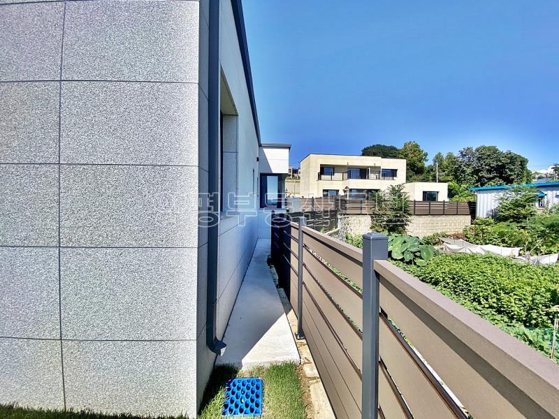 떠오르는 아침 햇살을 풍요롭게 받아 평온한 삶을 누릴 수 있는 잘지은 단층 전원주택_20