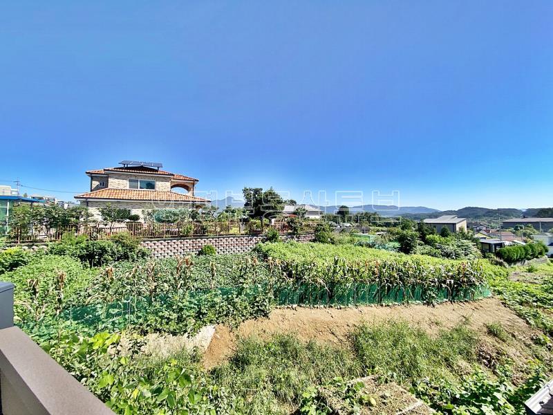 떠오르는 아침 햇살을 풍요롭게 받아 평온한 삶을 누릴 수 있는 잘지은 단층 전원주택_21