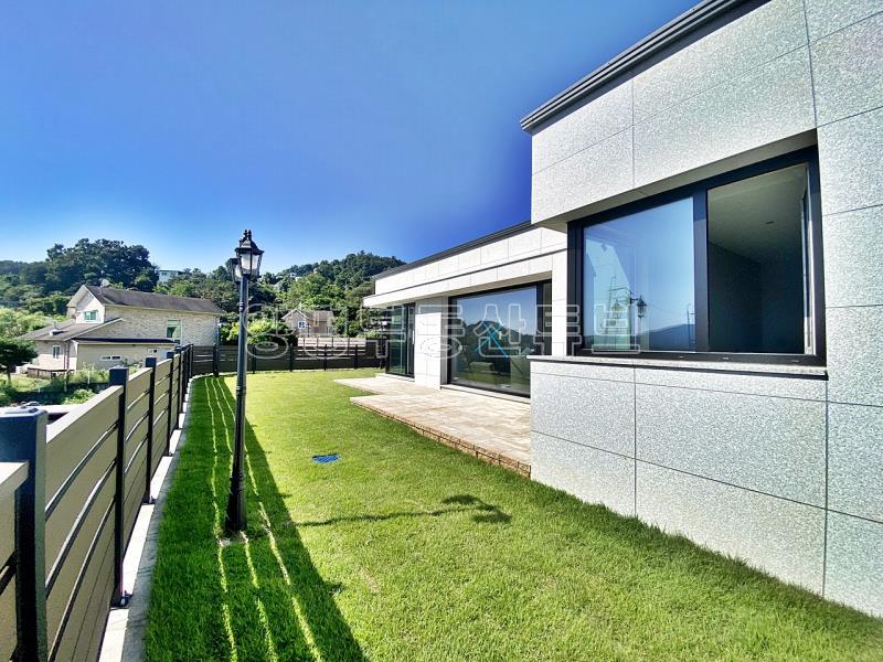 떠오르는 아침 햇살을 풍요롭게 받아 평온한 삶을 누릴 수 있는 잘지은 단층 전원주택_22