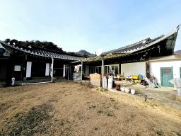 용문산 관광단지내 자연취락지구로 지정된 곳에 위치한 한옥