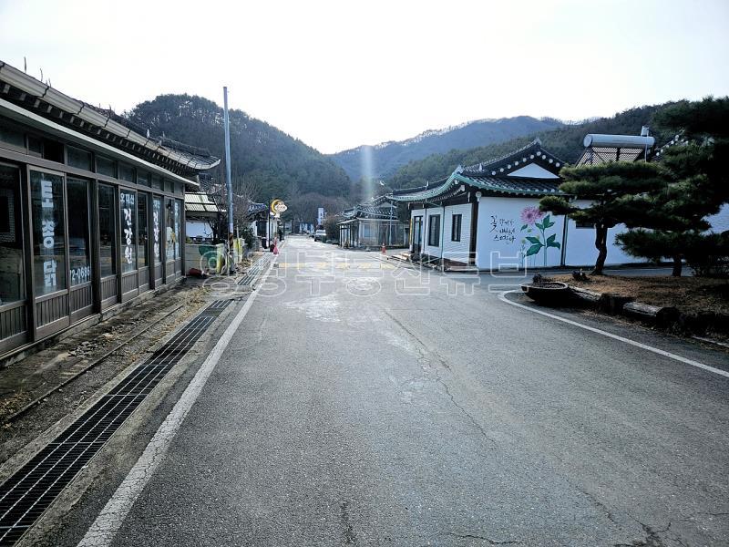 용문산 관광단지내 자연취락지구로 지정된 곳에 위치한 한옥_2