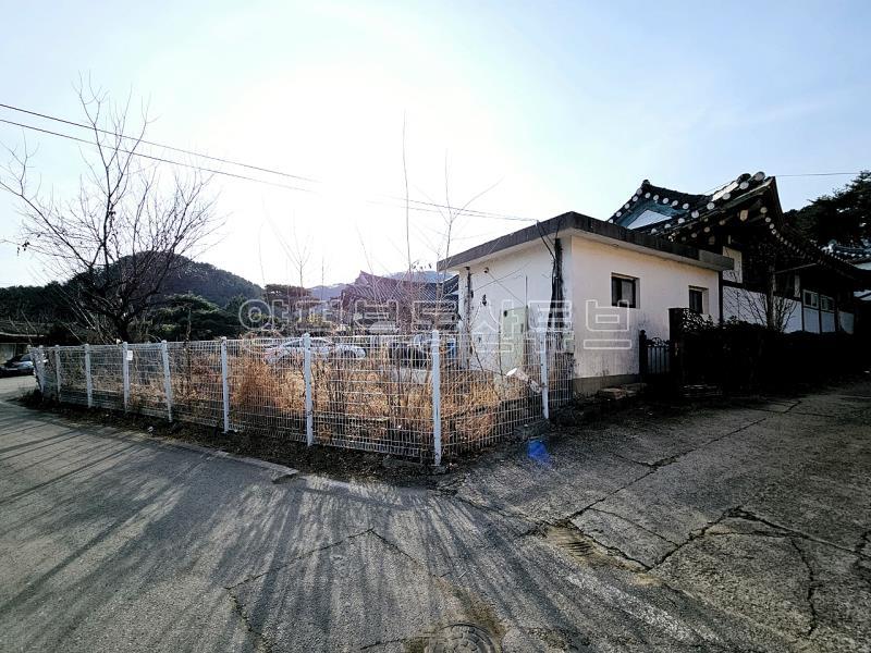 용문산 관광단지내 자연취락지구로 지정된 곳에 위치한 한옥_17