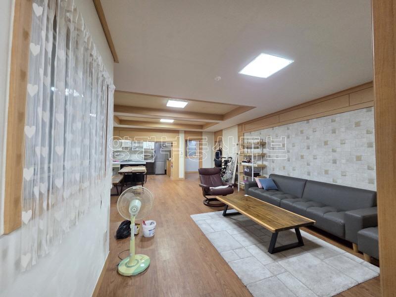 2차선 도로 접근성 좋고, 넓은 잔디 정원을 누릴 수 있으며 1.5억의 저렴한 전세_2