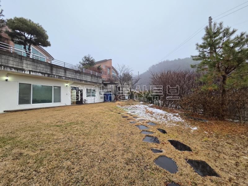 2차선 도로 접근성 좋고, 넓은 잔디 정원을 누릴 수 있으며 1.5억의 저렴한 전세_21