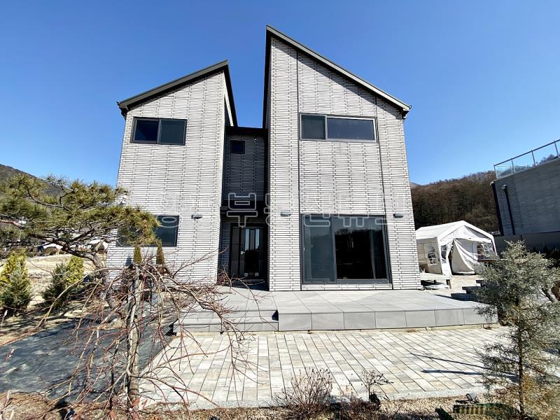 백운봉에서 흐르는 계곡과 숲의 향기를 품은 마을에 위치한 전원주택_1