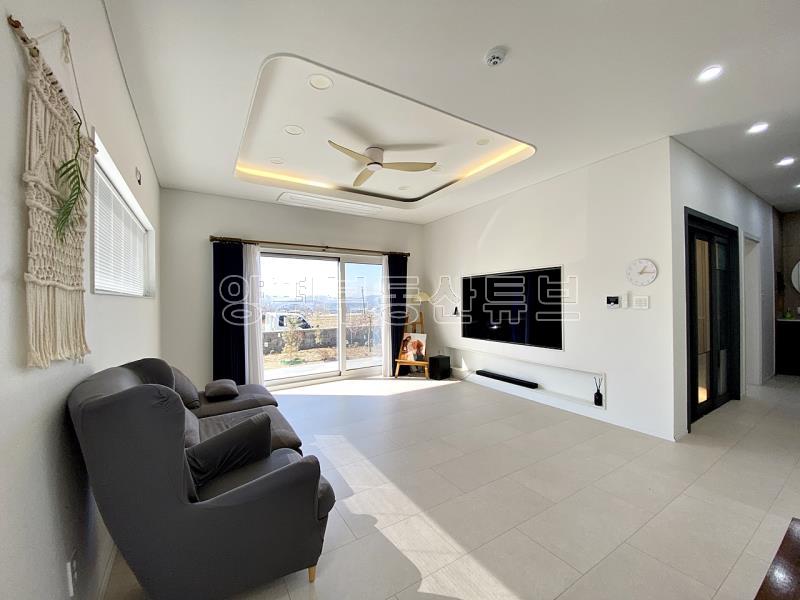 백운봉에서 흐르는 계곡과 숲의 향기를 품은 마을에 위치한 전원주택_2