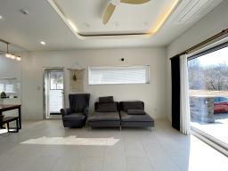 백운봉에서 흐르는 계곡과 숲의 향기를 품은 마을에 위치한 전원주택_썸네일_4