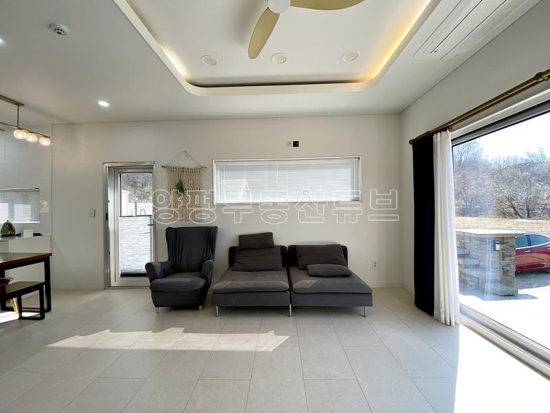 백운봉에서 흐르는 계곡과 숲의 향기를 품은 마을에 위치한 전원주택_4