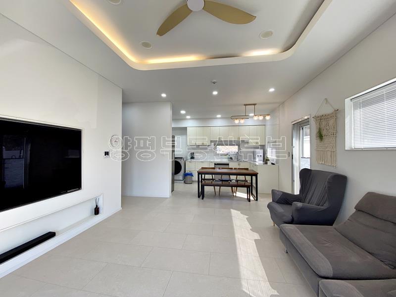 백운봉에서 흐르는 계곡과 숲의 향기를 품은 마을에 위치한 전원주택_5