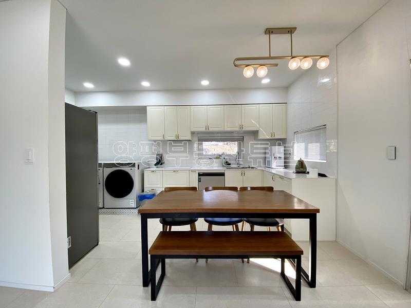 백운봉에서 흐르는 계곡과 숲의 향기를 품은 마을에 위치한 전원주택_7