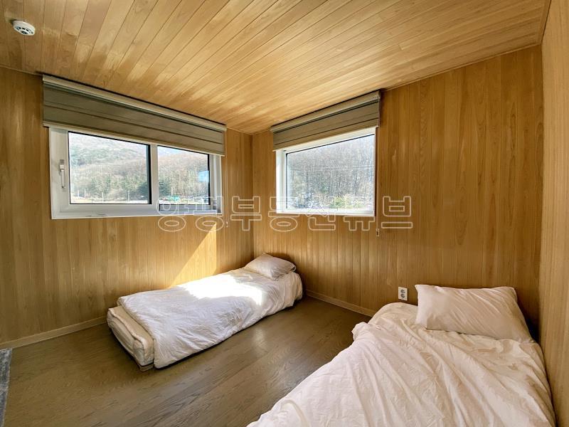 백운봉에서 흐르는 계곡과 숲의 향기를 품은 마을에 위치한 전원주택_9