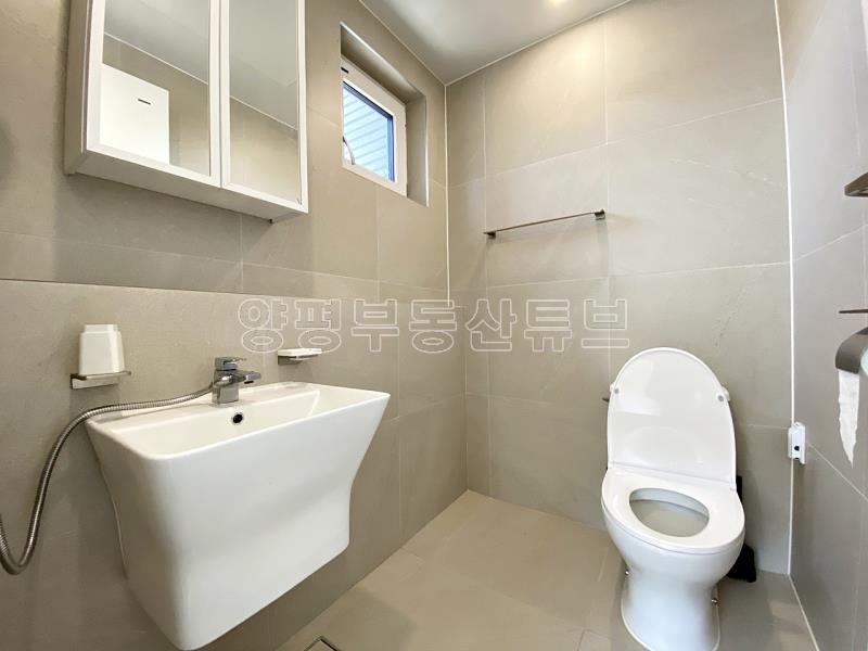 백운봉에서 흐르는 계곡과 숲의 향기를 품은 마을에 위치한 전원주택_12