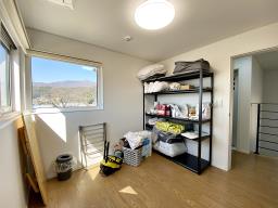 백운봉에서 흐르는 계곡과 숲의 향기를 품은 마을에 위치한 전원주택_썸네일_14