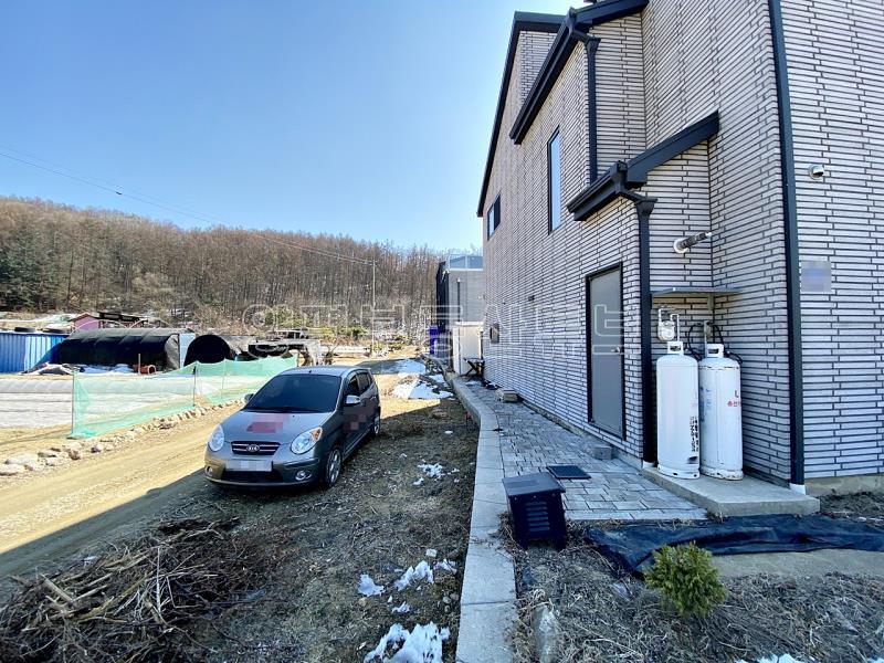 백운봉에서 흐르는 계곡과 숲의 향기를 품은 마을에 위치한 전원주택_17