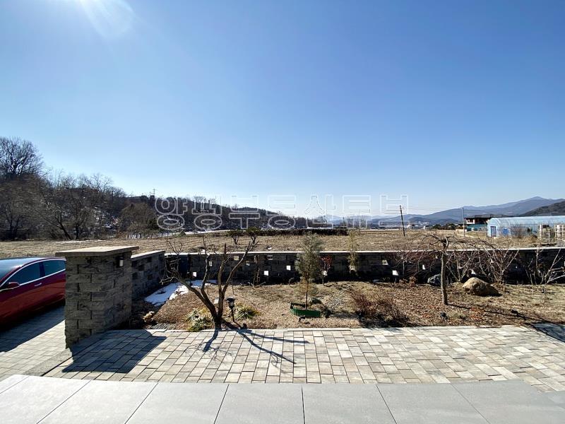 백운봉에서 흐르는 계곡과 숲의 향기를 품은 마을에 위치한 전원주택_22