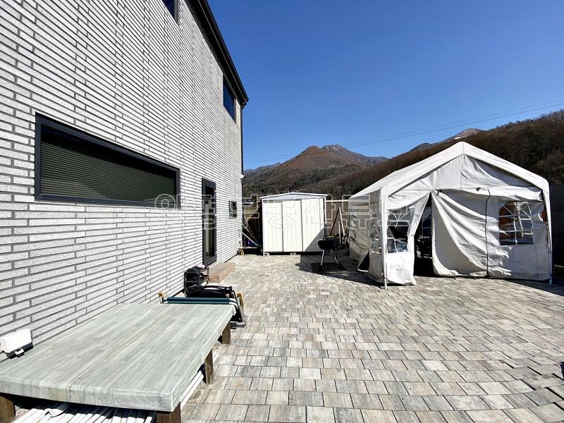 백운봉에서 흐르는 계곡과 숲의 향기를 품은 마을에 위치한 전원주택_24