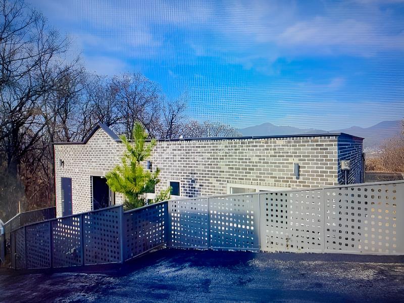 조용하고 평화로운 숲속에 자리한 저렴하고 예쁜 전원주택_1