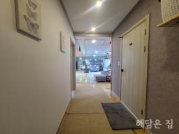 카페같이 예쁜 집! 전망 좋은 숲세권과 단열좋은 직영건축! 수영장도 있고 태양광시설까지!_썸네일_4