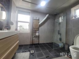 카페같이 예쁜 집! 전망 좋은 숲세권과 단열좋은 직영건축! 수영장도 있고 태양광시설까지!_썸네일_6