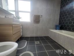 카페같이 예쁜 집! 전망 좋은 숲세권과 단열좋은 직영건축! 수영장도 있고 태양광시설까지!_썸네일_19