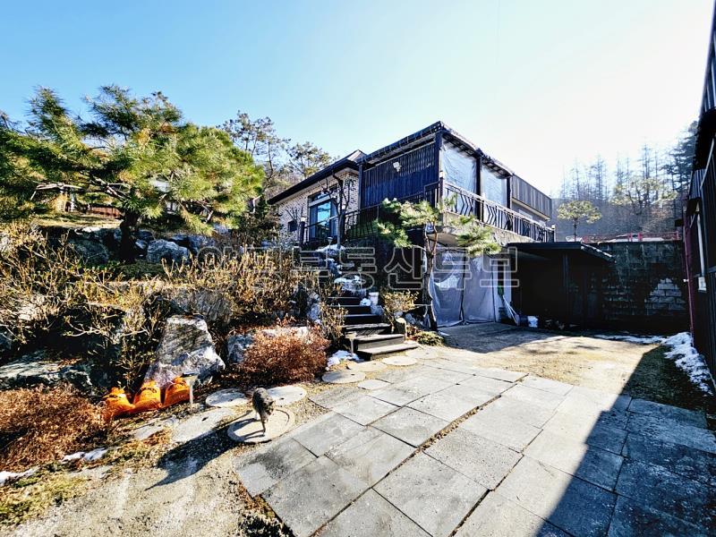 국유지 숲으로 둘러쌓인 아늑한 곳에 황토방 있는 넓은 토지의 단층 전원주택_1